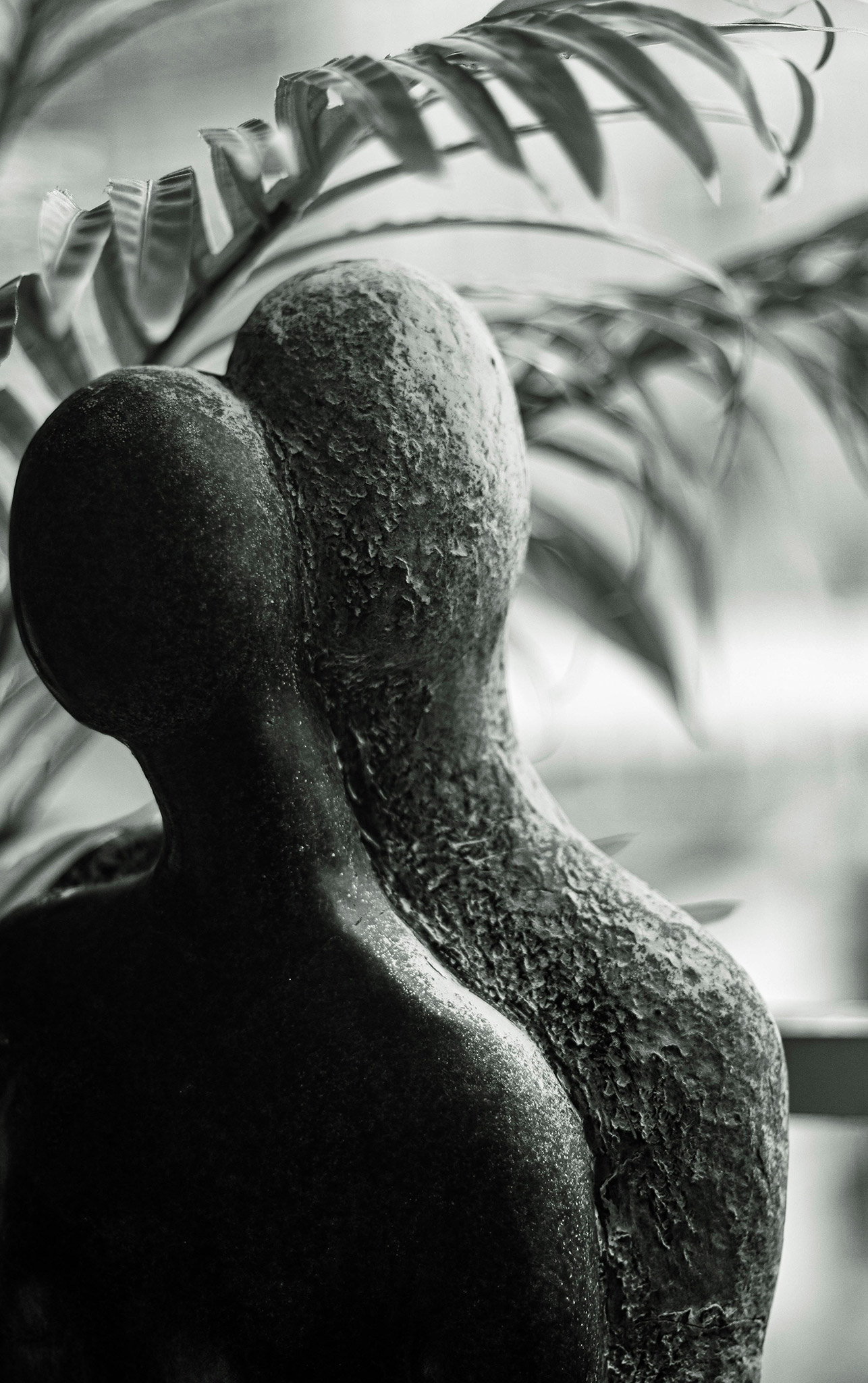 Skulptur von zwei sich nahestehenden Menschen